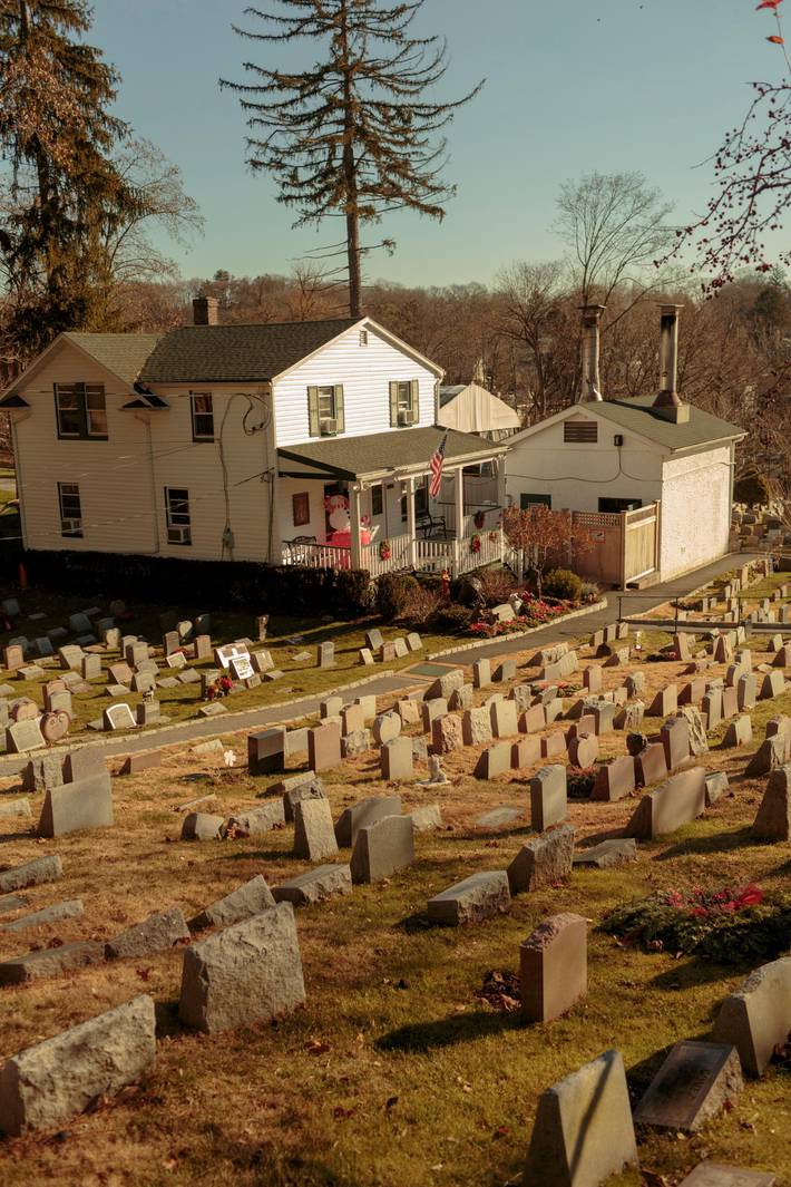 quem foi a mulher misteriosa enterrada sozinha em um cemitério de animais?