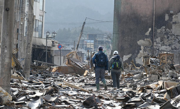 能登半島地震発生直後の石川県輪島市内の様子。瓦礫が散乱し足の踏み場にも困るほどだ