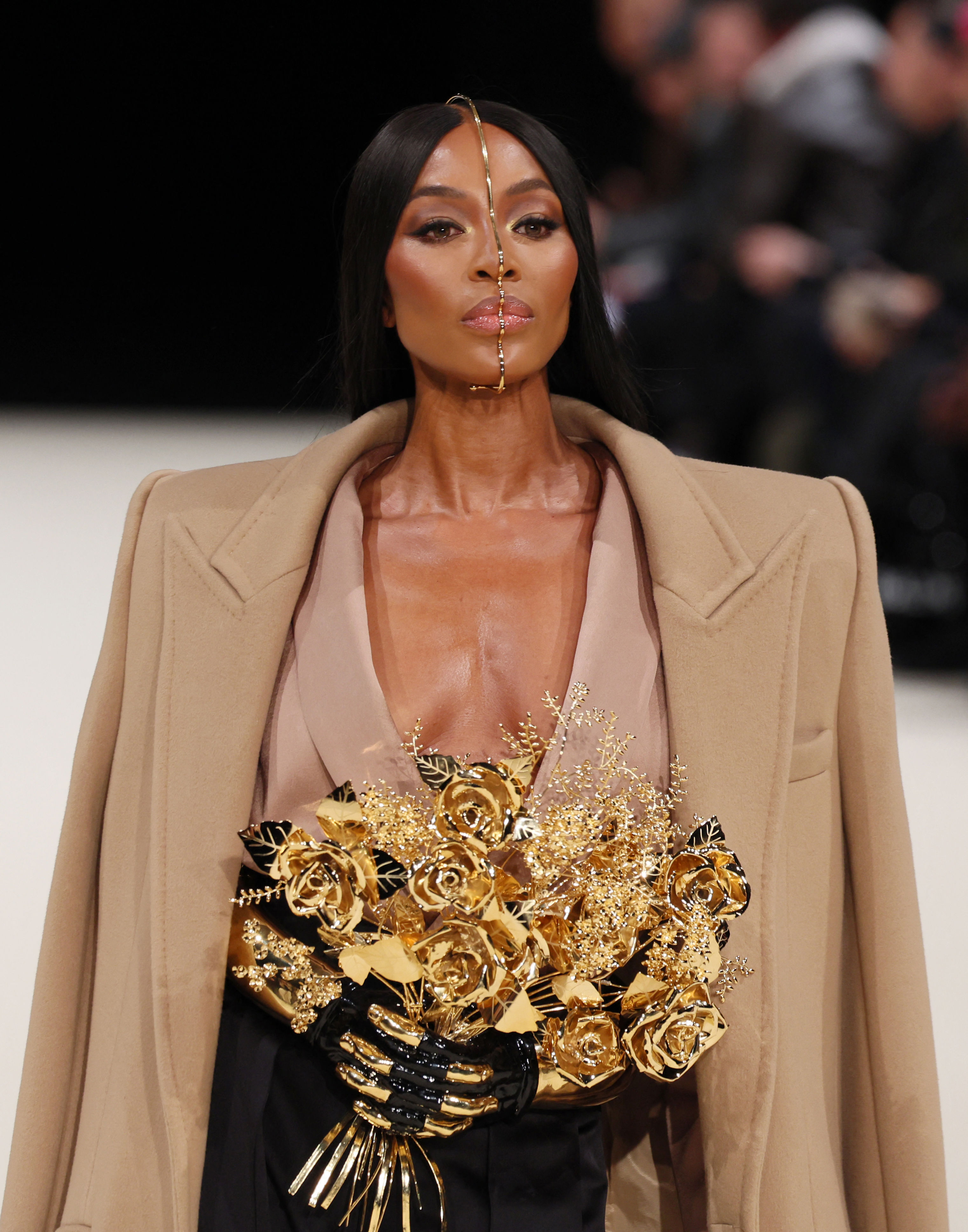 naomi campbell powerfully closes balmain’s menswear show at paris fashion week