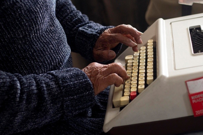 doña chayito, de las últimas mujeres en dedicarse a redactar cartas de amor en máquina de escribir