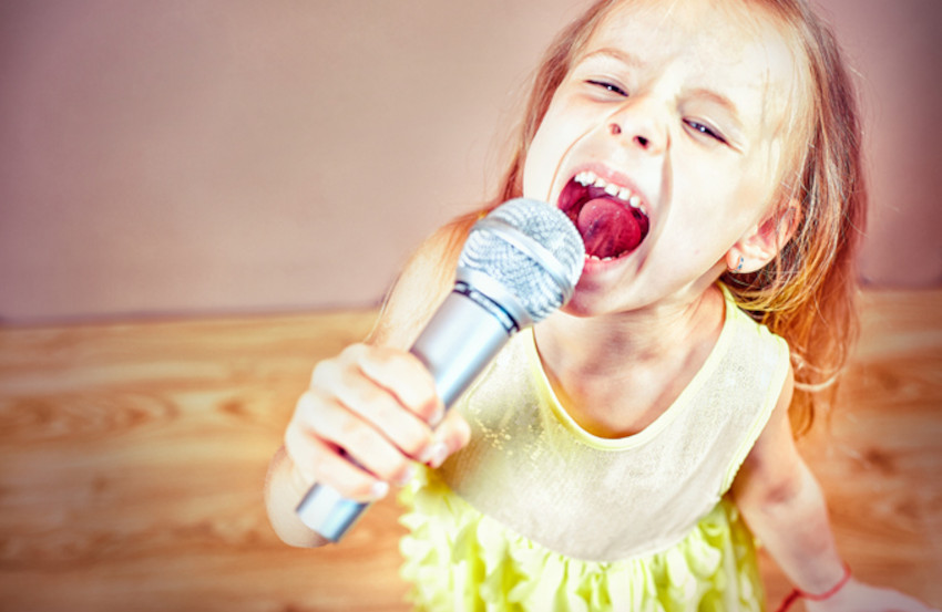Включи дети петь. Дети поют. Маленькая девочка поет в микрофон. Дети поют в микрофон. Дошкольники поют в микрофон.