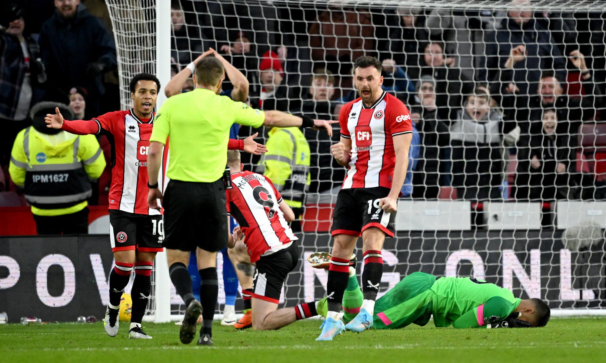 moyes incensed after late sheffield united penalty denies west ham
