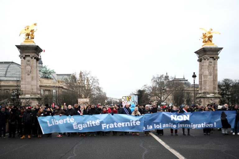 zehntausende protestieren in frankreich gegen verschärftes einwanderungsgesetz