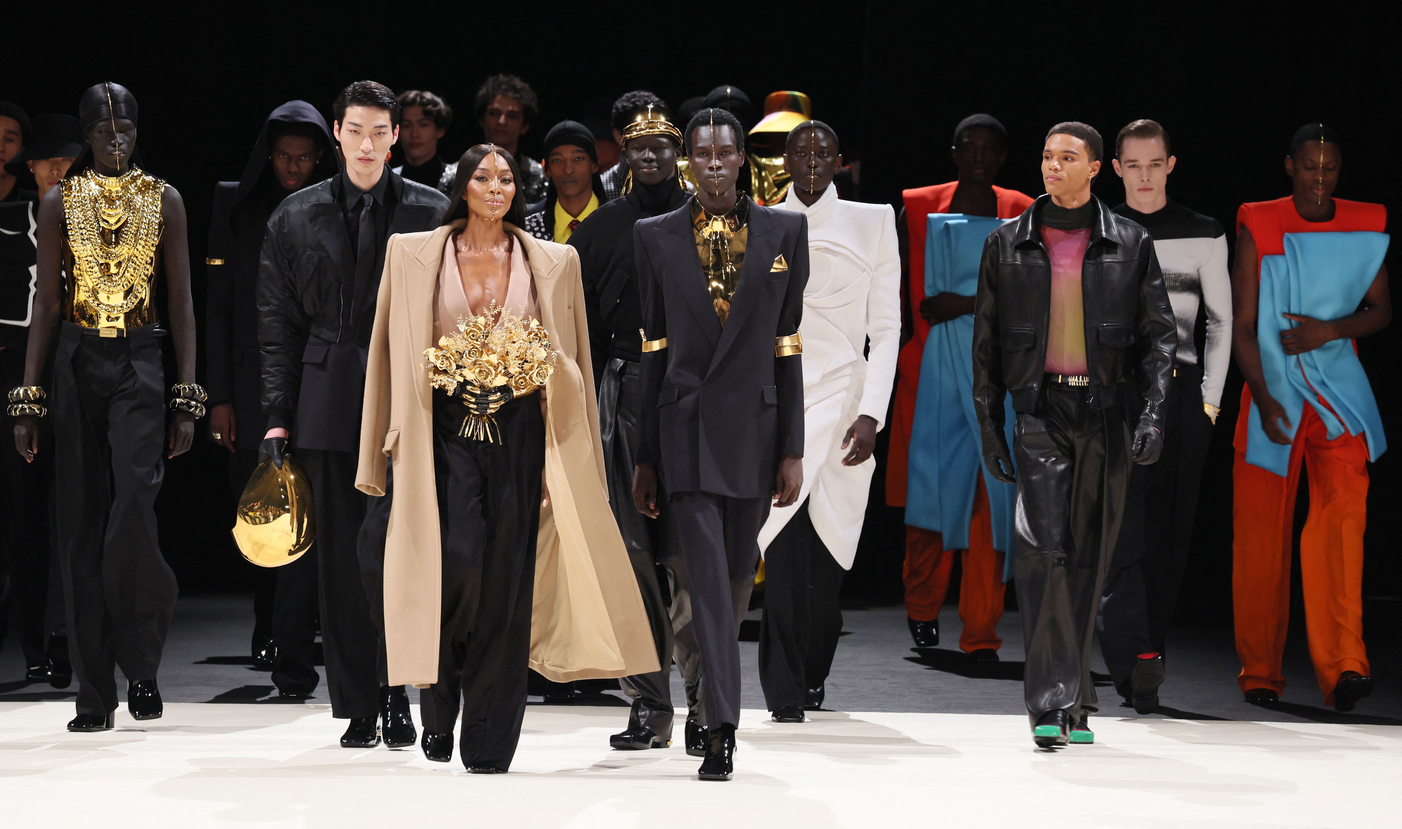 naomi campbell powerfully closes balmain’s menswear show at paris fashion week