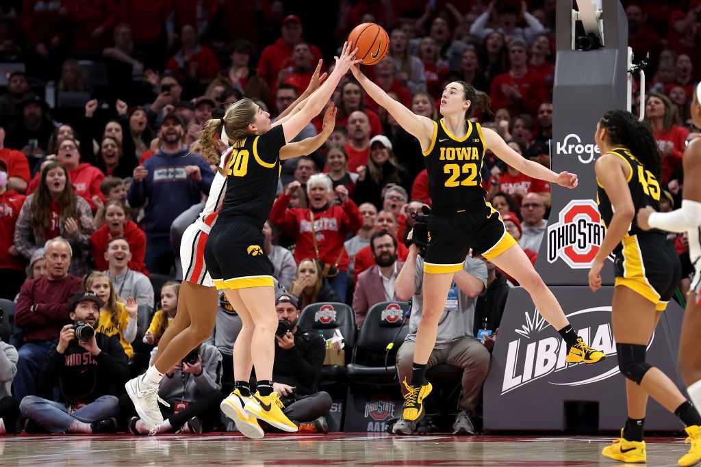 Caitlin Clark Helped Off Court After Colliding With Ohio State Fan ...