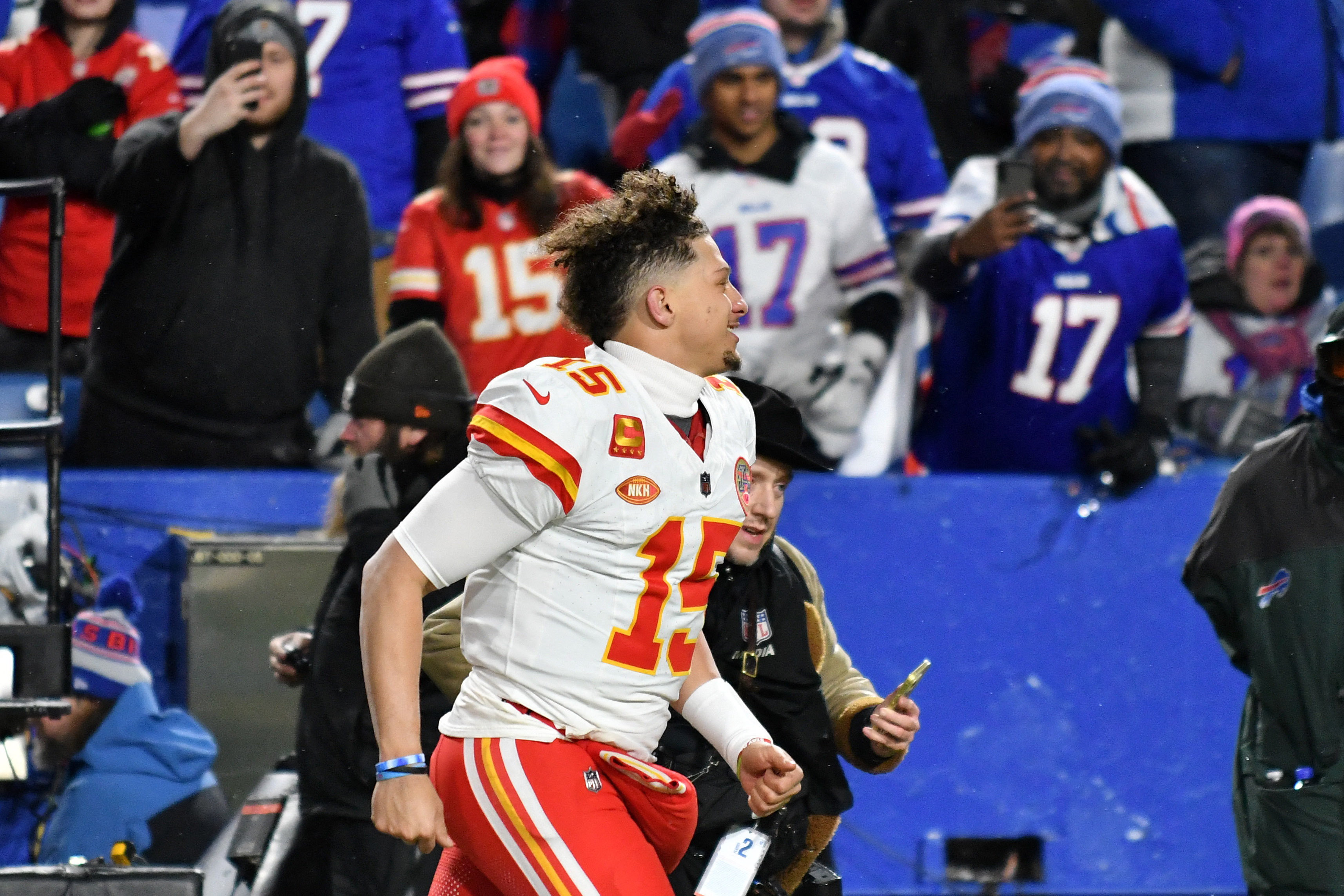 Bills Fans Pelt Chiefs’ Patrick Mahomes With Snowballs After ...