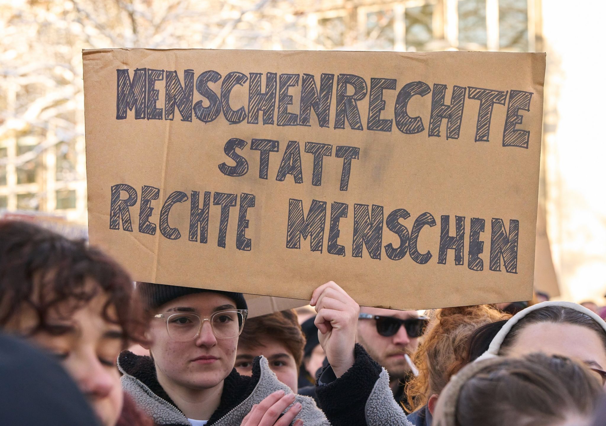neue aktion gegen rechtsextremimus: menschenkette in berlin