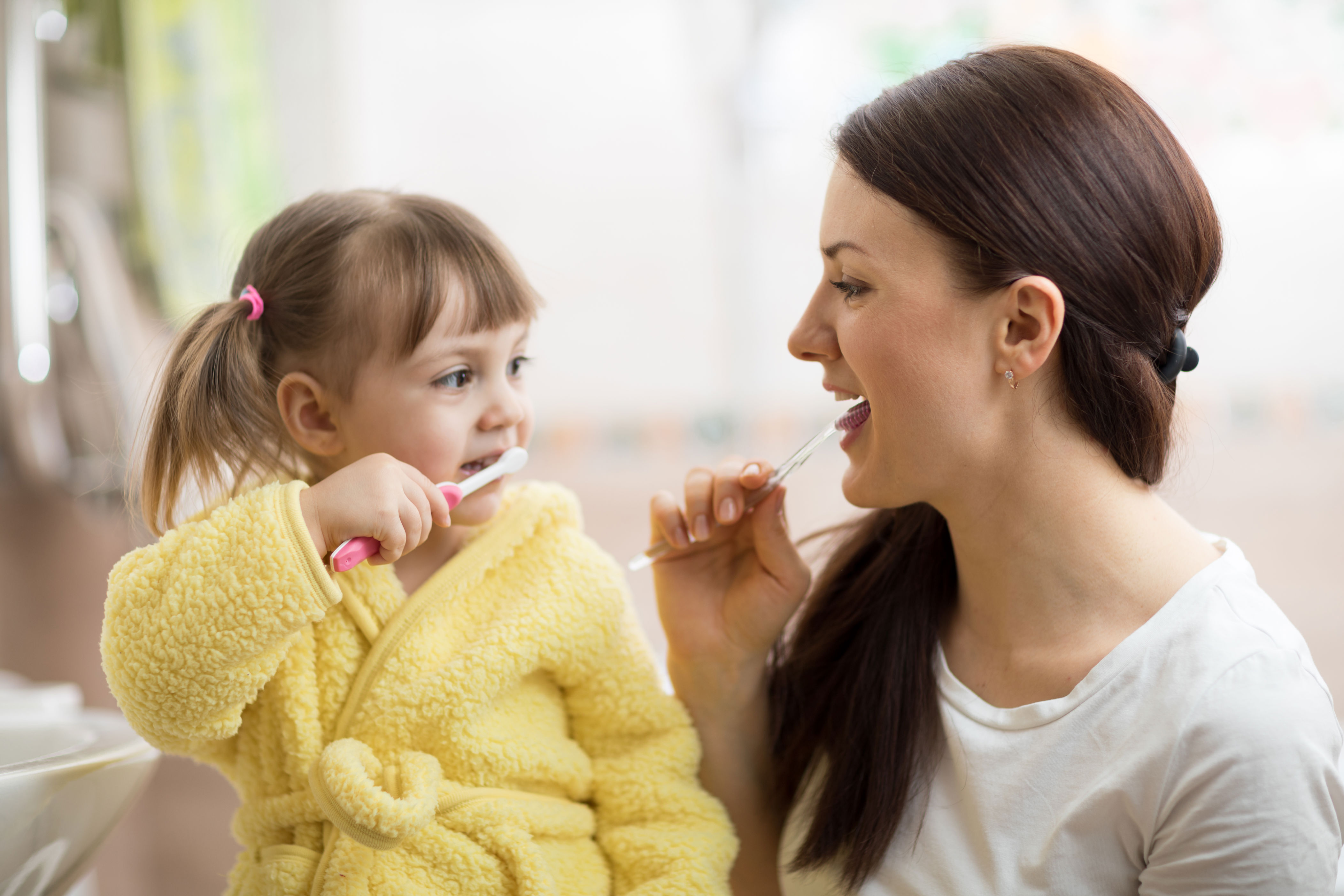 tata stomatolog wyjaśnia, jaka jest najlepsza szczoteczka i pasta dla dzieci. nie takiej odpowiedzi oczekiwali rodzice