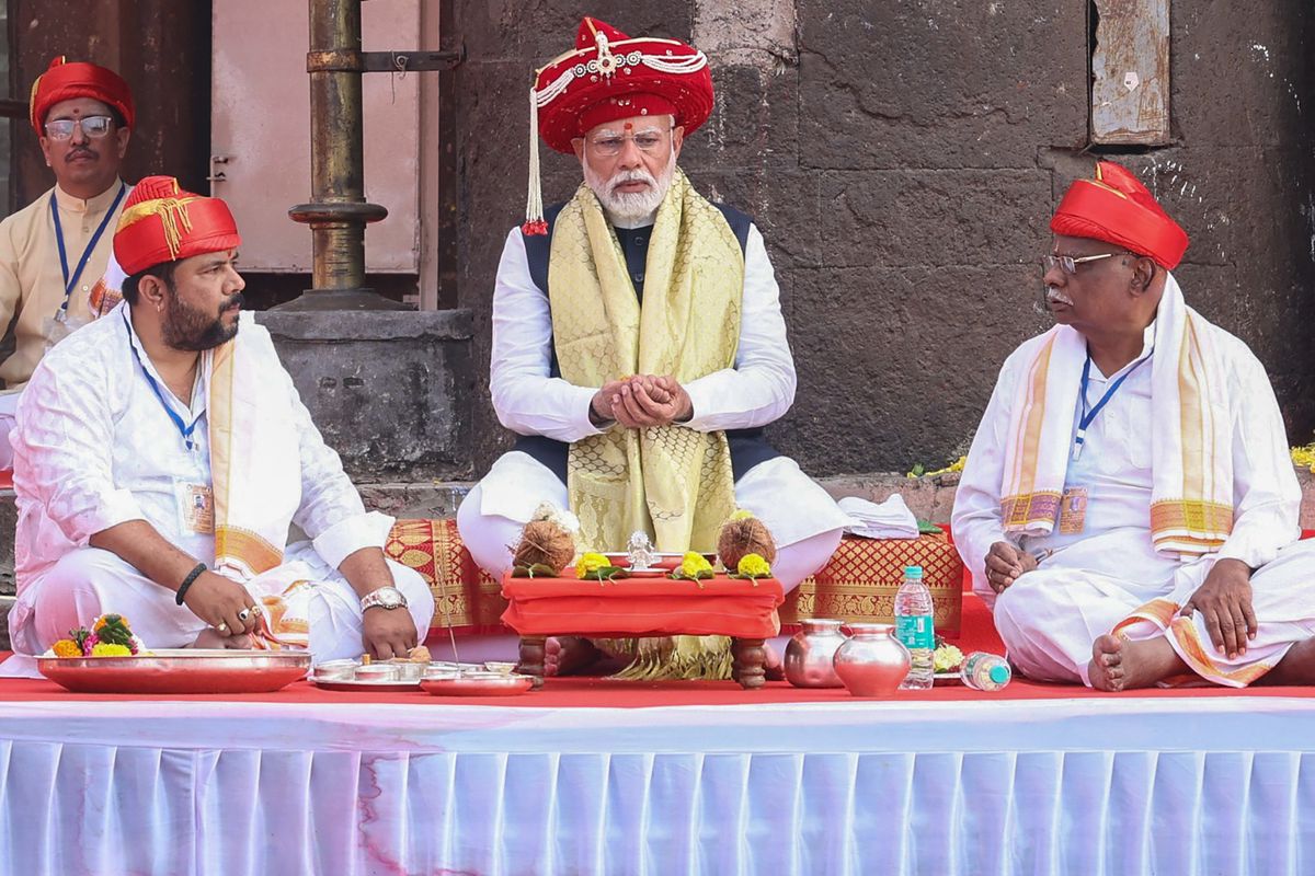 Premier Modi Weiht Umstrittenen Hindu-Tempel Ein