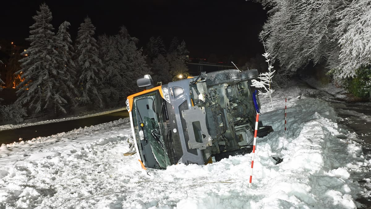 150'000 franken sachschaden: gemeindefahrzeug kippt auf schneebedeckter böschung