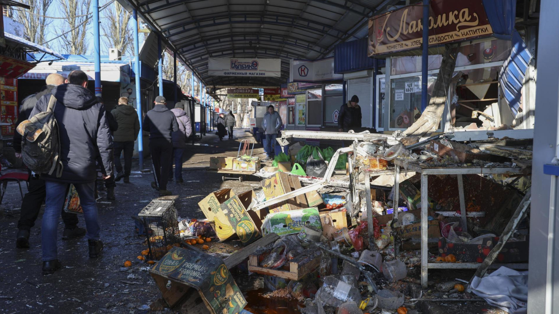 al menos 25 muertos en ataque ucraniano contra un mercado de donetsk