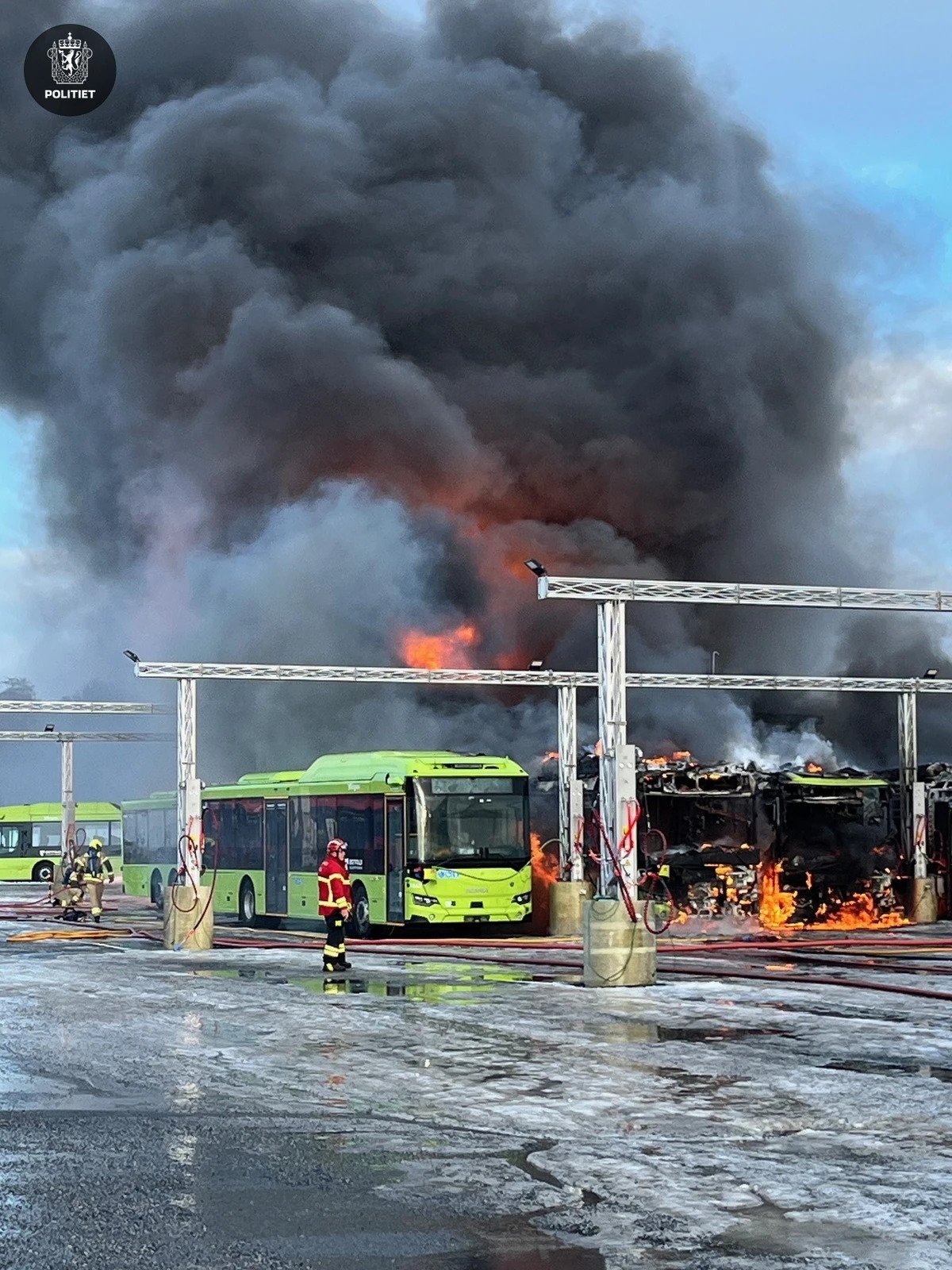 full fyr i sarpsborg - åtte busser er totalskadd