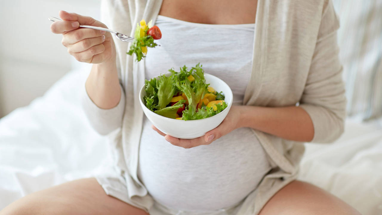 dieta para embarazadas: qué nutrientes se necesitan y cómo adaptarse para comer sano sin que te falte nada