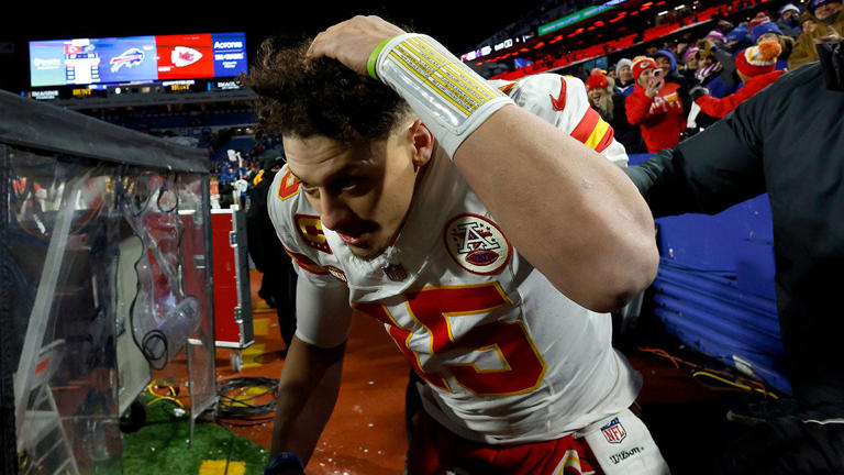 Bills fans pelt Patrick Mahomes with snowballs as he leaves field ...