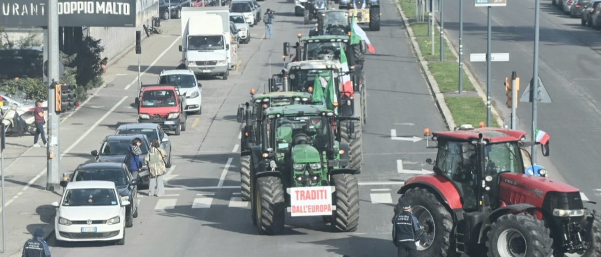 protesta agricoltori a bologna: la manifestazione dei trattori paralizza via stalingrado