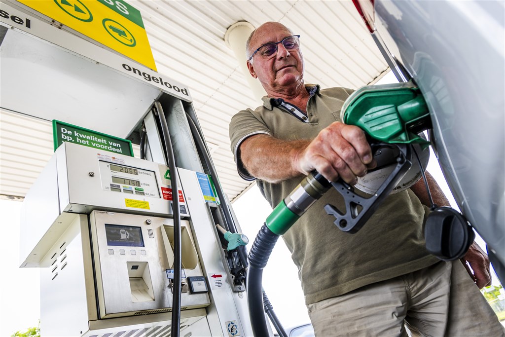 automobilist de dupe: 'benzineprijs snel omhoog, langzaam omlaag'