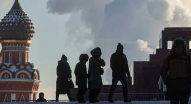 il freddo piega la russia, gli abitanti senza elettricità e riscaldamento a casa cucinano per strada a -25°: «i fondi solo per la guerra»