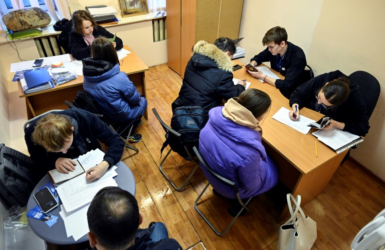 russians queue to register candidate opposed to ukraine offensive