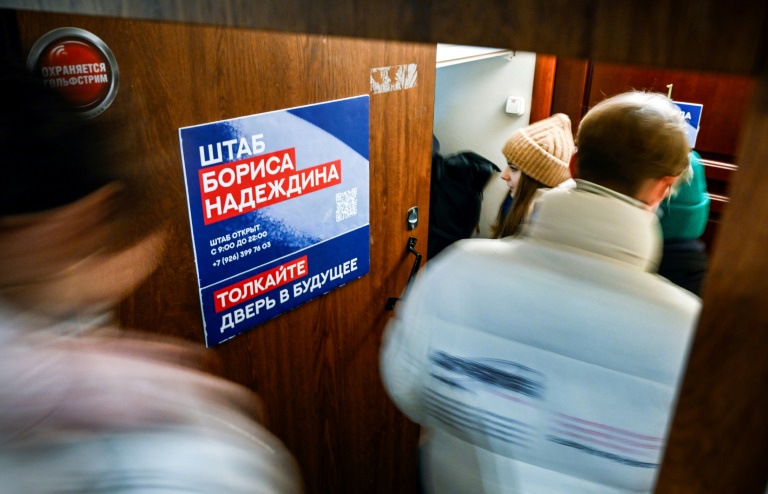 russians queue to register candidate opposed to ukraine offensive