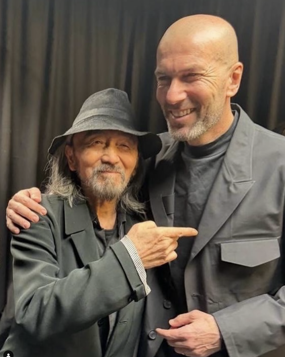 Zinédine Zidane pose avec sa femme Véronique dans une tenue assortie