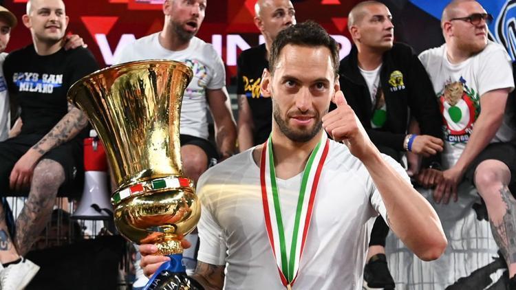 inter'de hakan çalhanoğlu kupa koleksiyonuna yenisini ekledi
