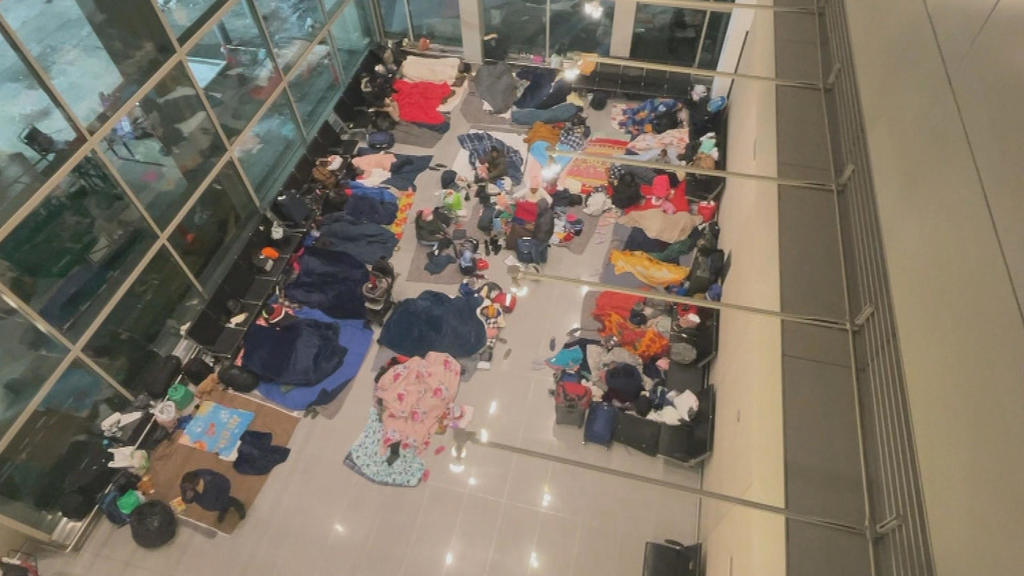 Dozens Of Migrant Families Spending Nights At Boston S Logan Airport   BB1h61rV.img