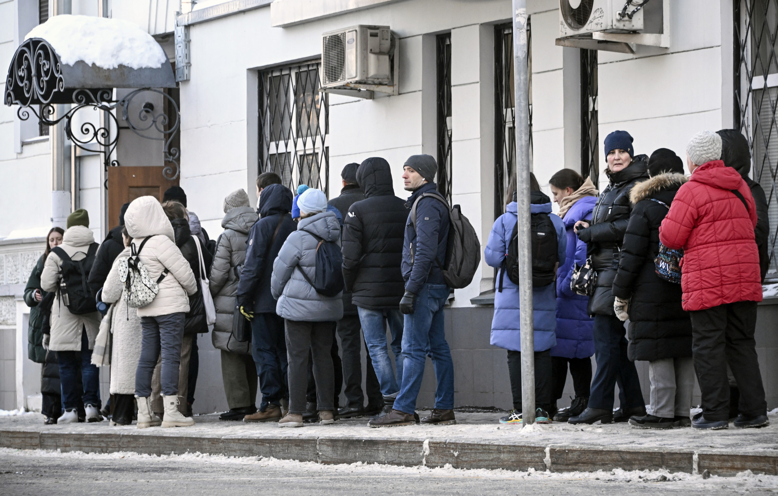 Thousands of Russians Wait in Line to Support Putin's Challenger