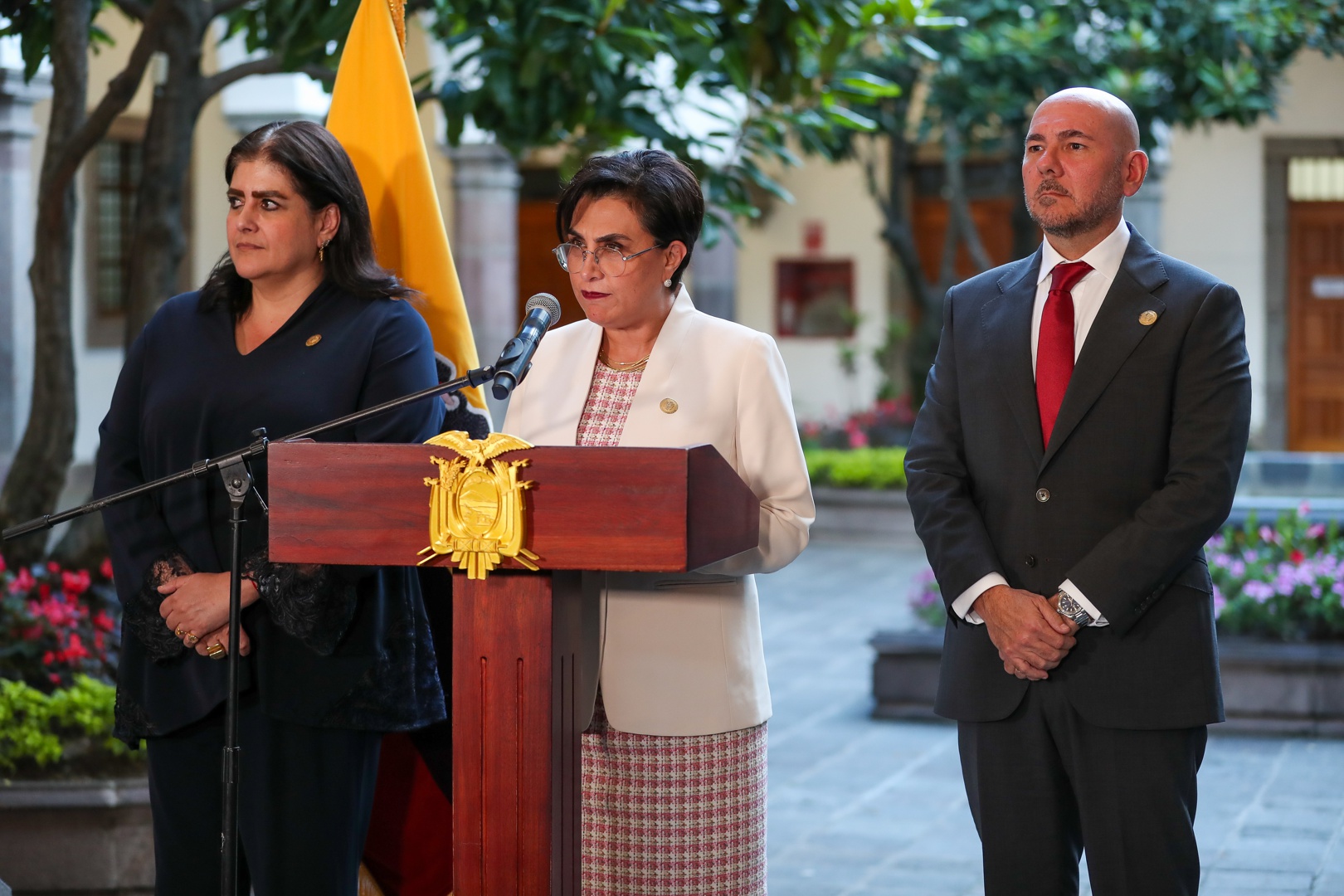 el gobierno de noboa siente el respaldo de ee.uu. con la llegada de altos funcionarios a ecuador