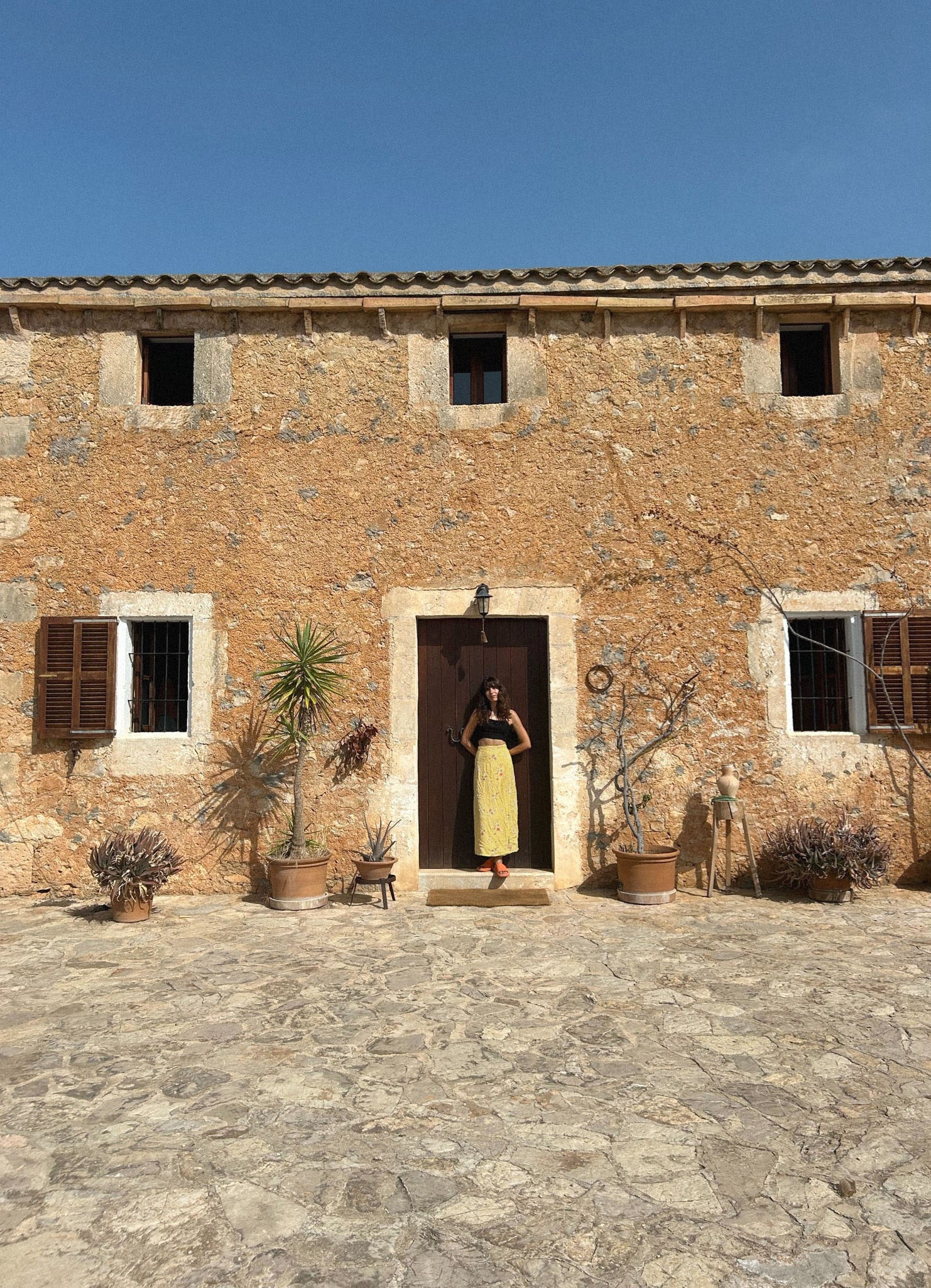 villa capri, el punto de encuentro donde se desdibujan los límites entre el arte y la vida en mallorca