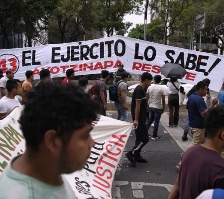 acuerdan plan de acción para exigir reunión inmediata entre amlo y padres de los 43 de ayotzinapa