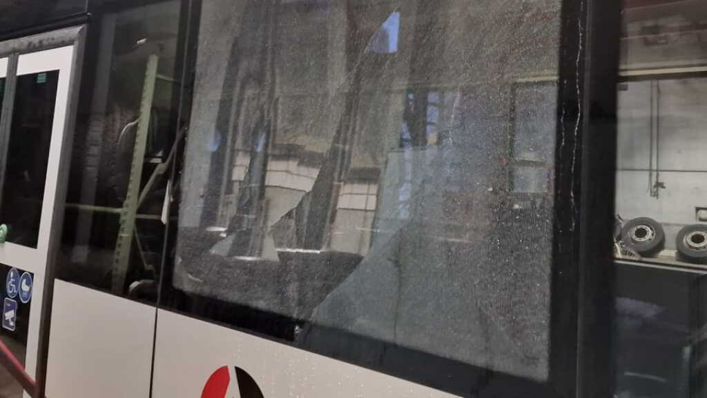 vandalismus in neuenhof ag: unbekannte werfen wiederholt scheiben von bussen ein