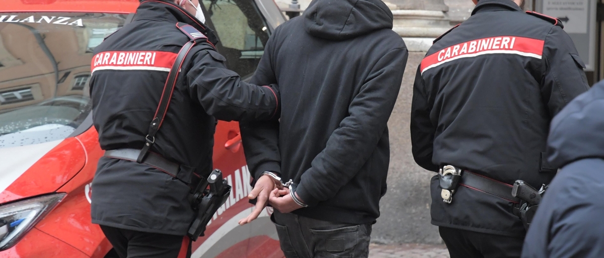 “dammi i soldi o mando a tua moglie le tue foto con l’amante”: arrestato estorsore di novate milanese