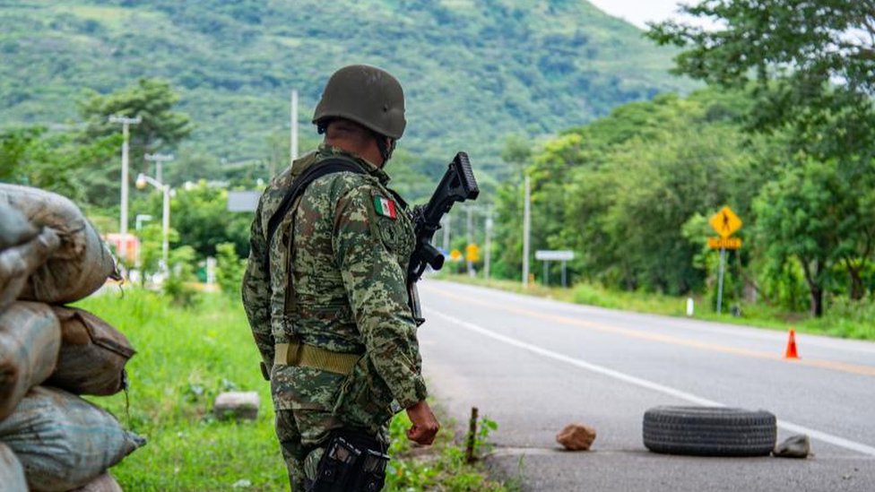 hundreds flee cartel battles in southern mexico