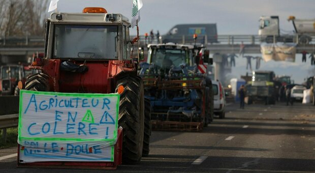 francia, auto travolge posto di blocco degli agricoltori in protesta: morte madre e la figlia di 14 anni