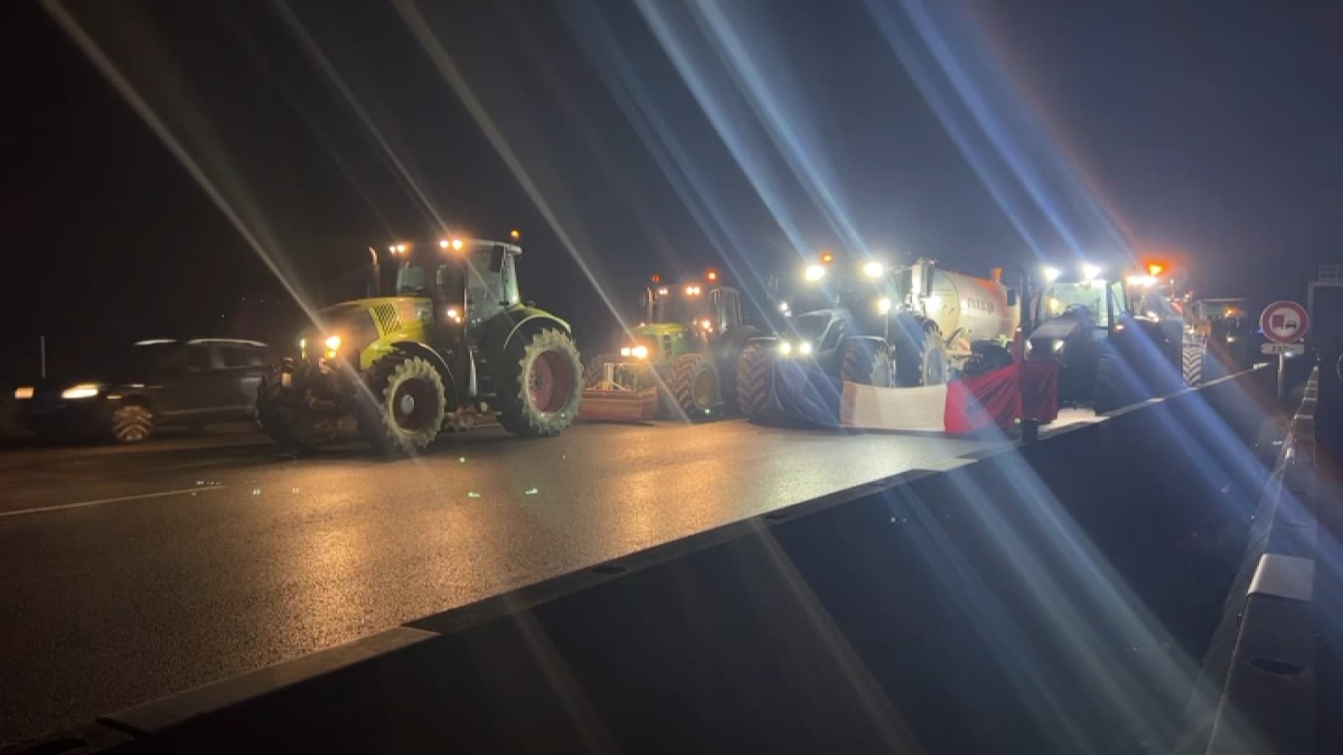 Colère Des Agriculteurs: Des Tracteurs Bloquent L'autoroute A7 Dans Les ...