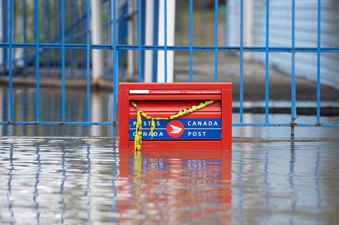 canada post lost $748 million last year, warns of 'critical' financial situation
