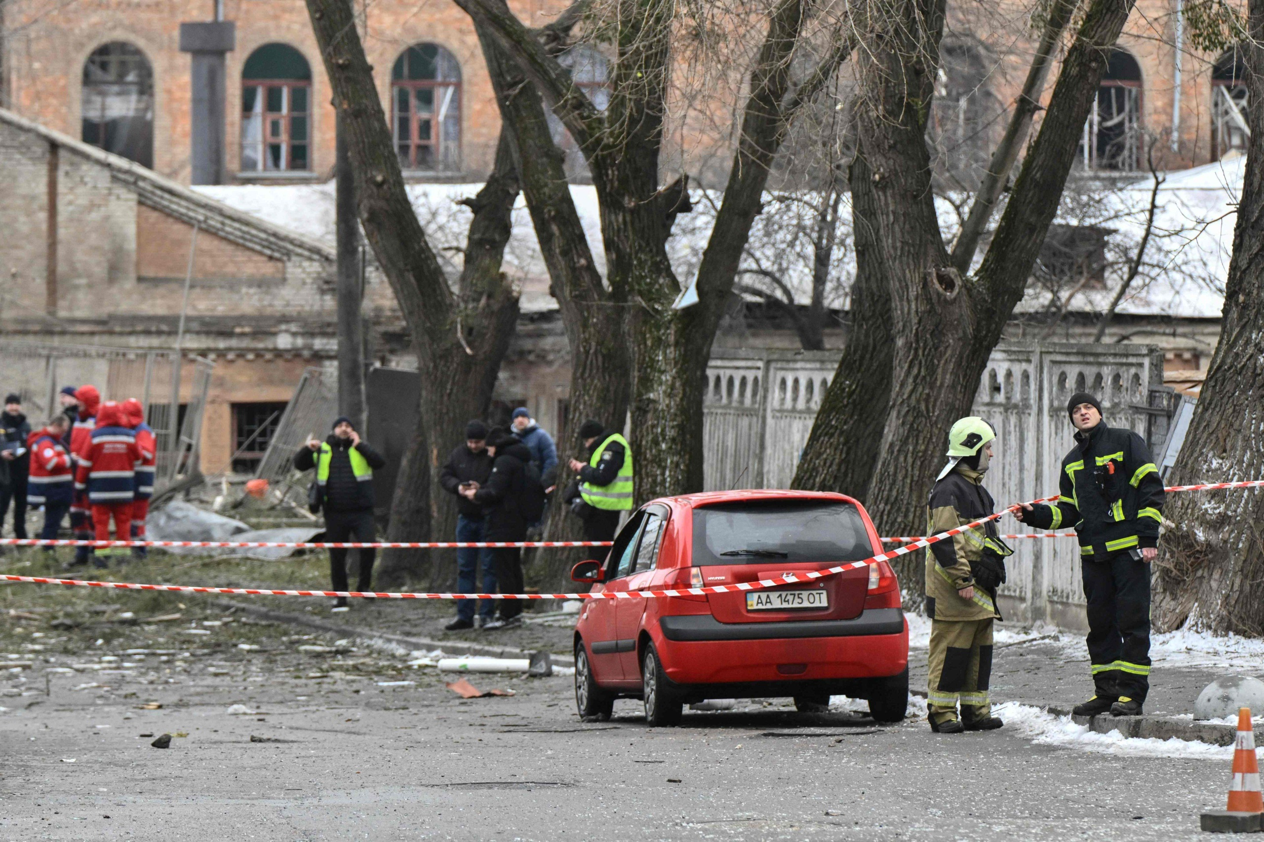 ukrainassa ainakin kolme kuoli ja kymmenet haavoittuivat venäjän raketti-iskuissa