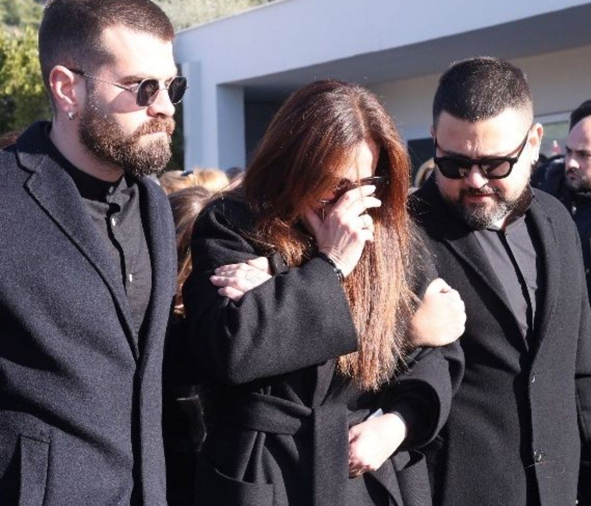 χάρης κωστόπουλος: υποβασταζόμενη η σύζυγός του στην κηδεία