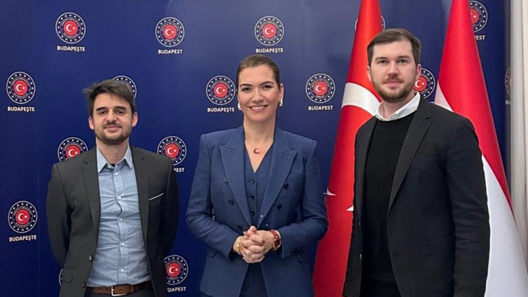 a budapesti török nagykövettel egyeztetett a momentum
