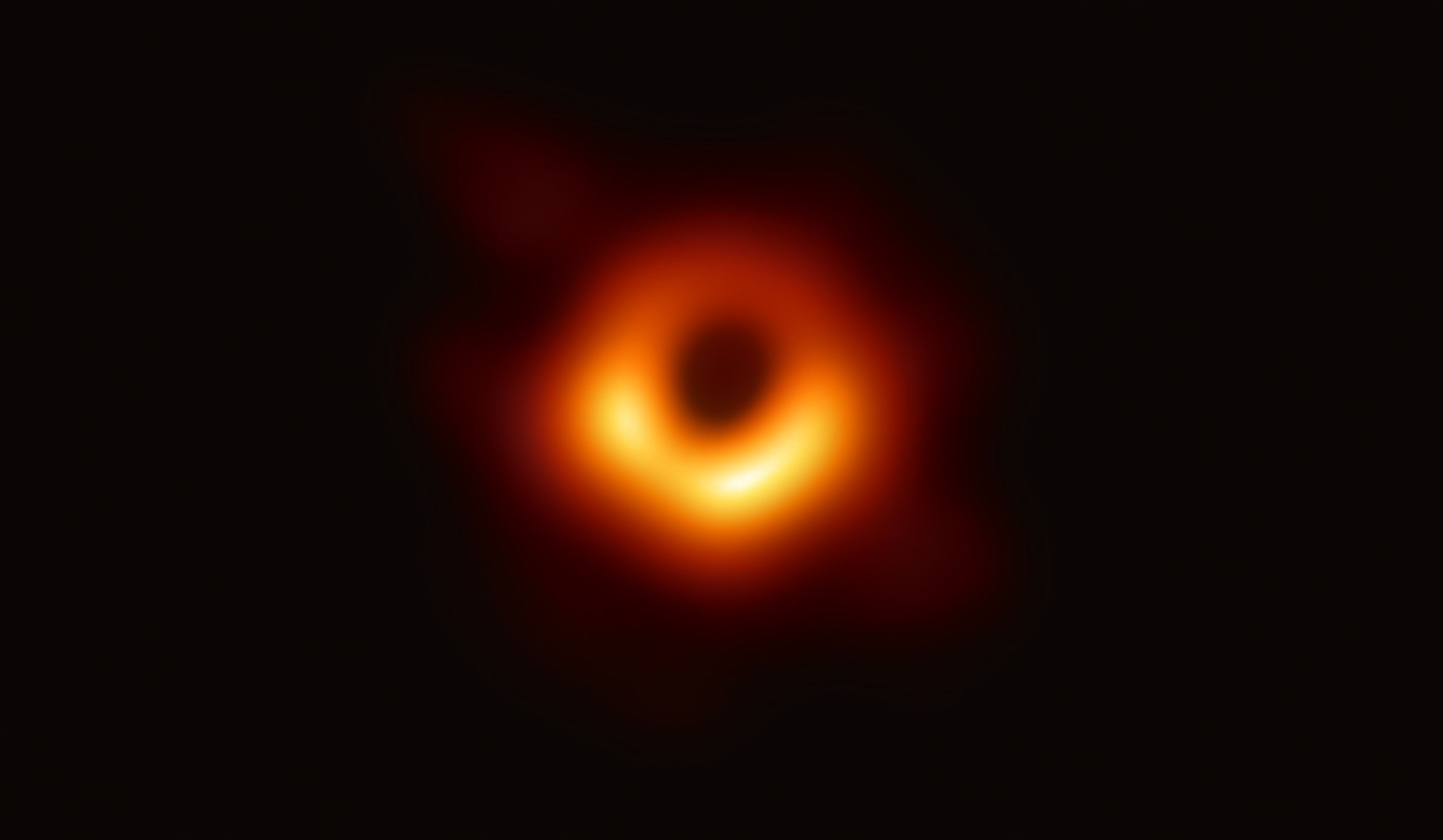 astrónomos descubren cómo se alimenta el aterrador agujero negro supermasivo de andrómeda