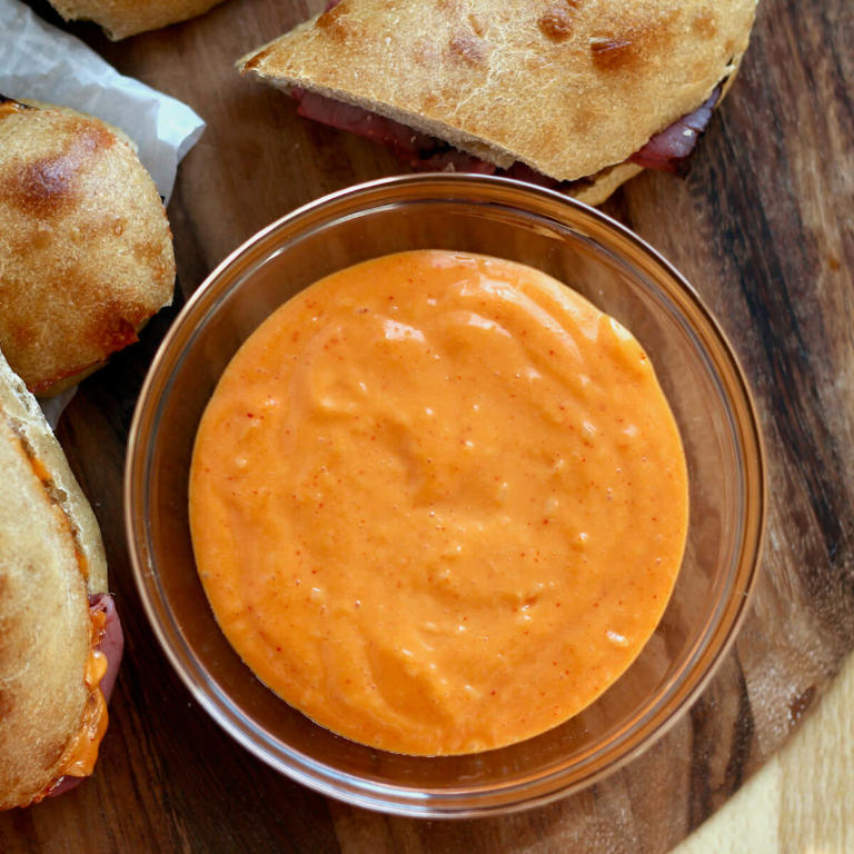 Spicy Garlic Aioli Without Mayo (Sriracha Aioli)