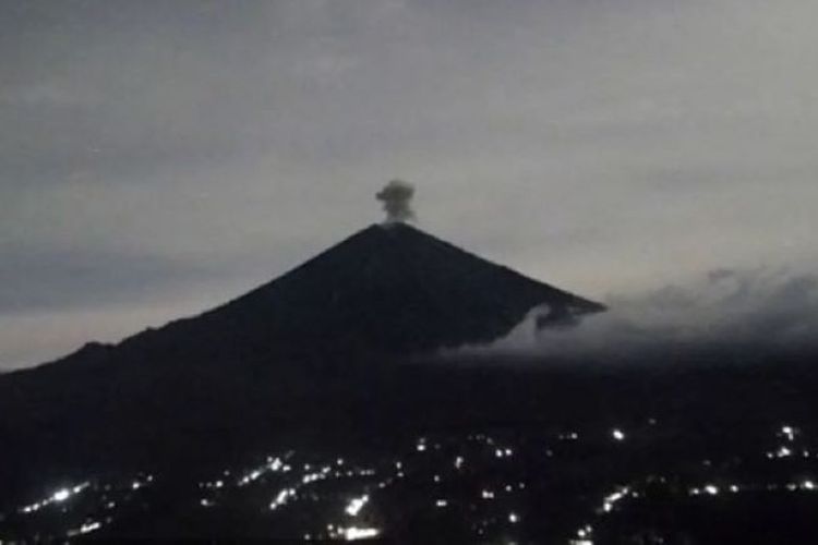 Gunung Semeru Dua Kali Erupsi Dengan Letusan Setinggi 600-800 Meter