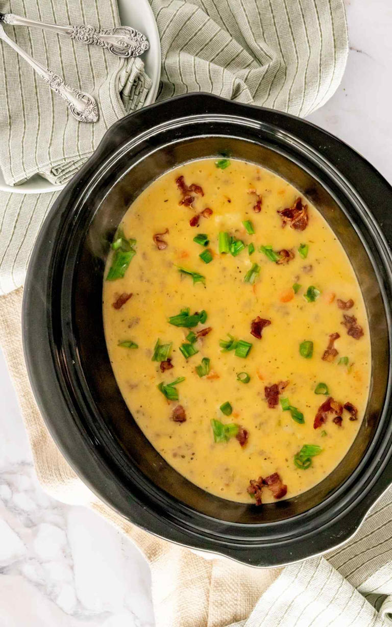 Easy Crockpot Cheeseburger Soup