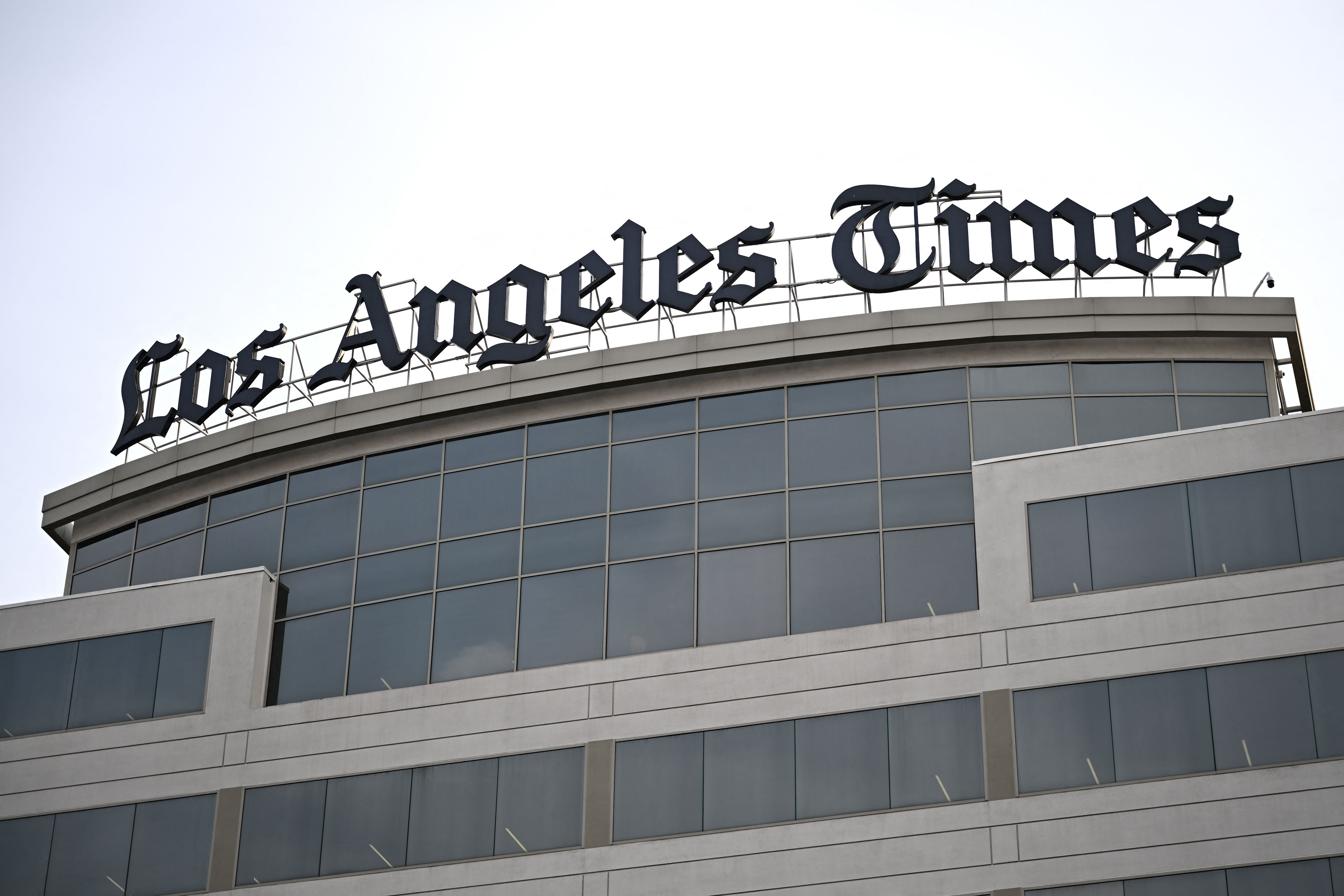 un día oscuro para l.a. times: despiden a 115 periodistas, la mayoría de las minorías
