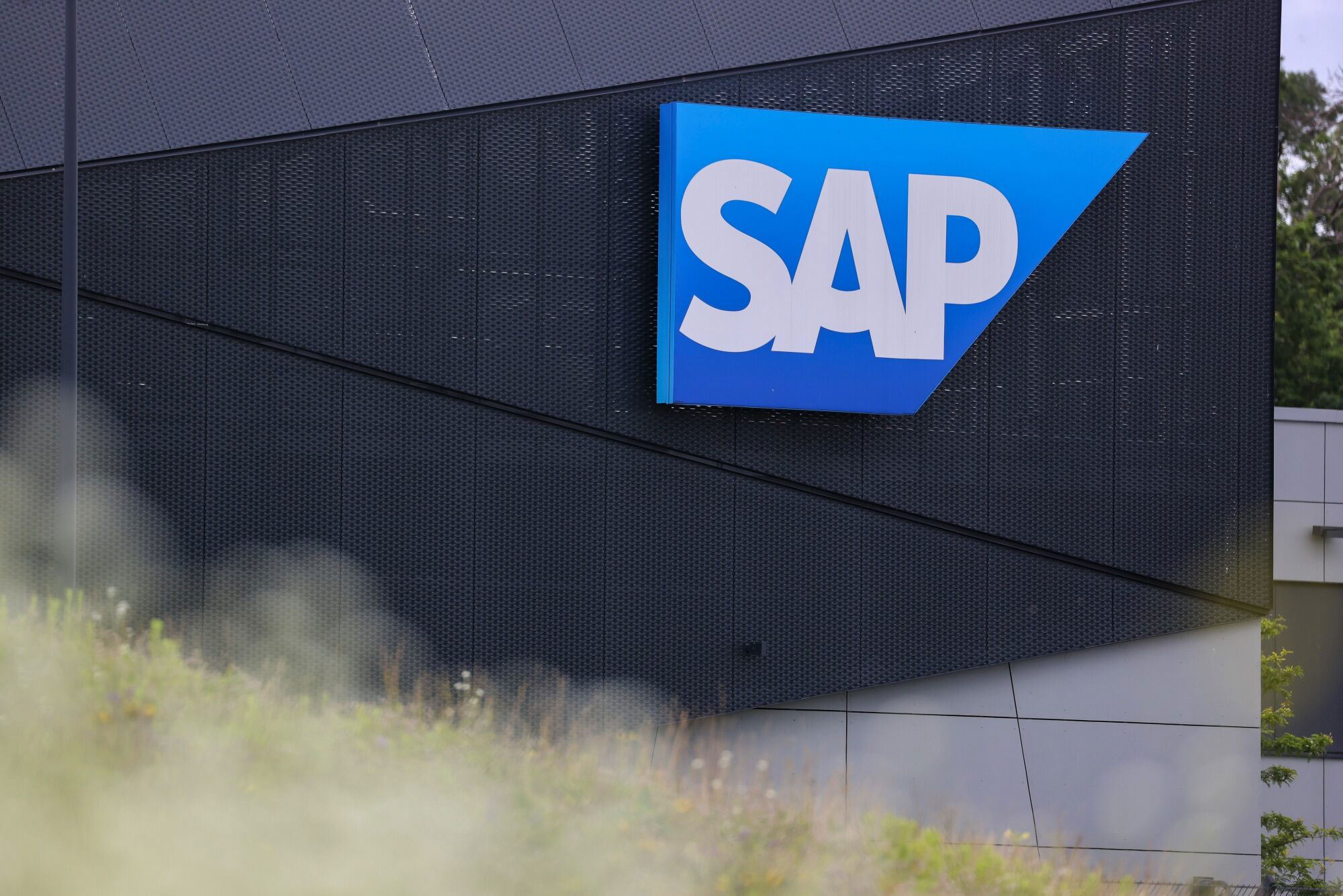 SAP to Launch Restructuring Program Affecting 8,000 Jobs in AI Push - WSJ