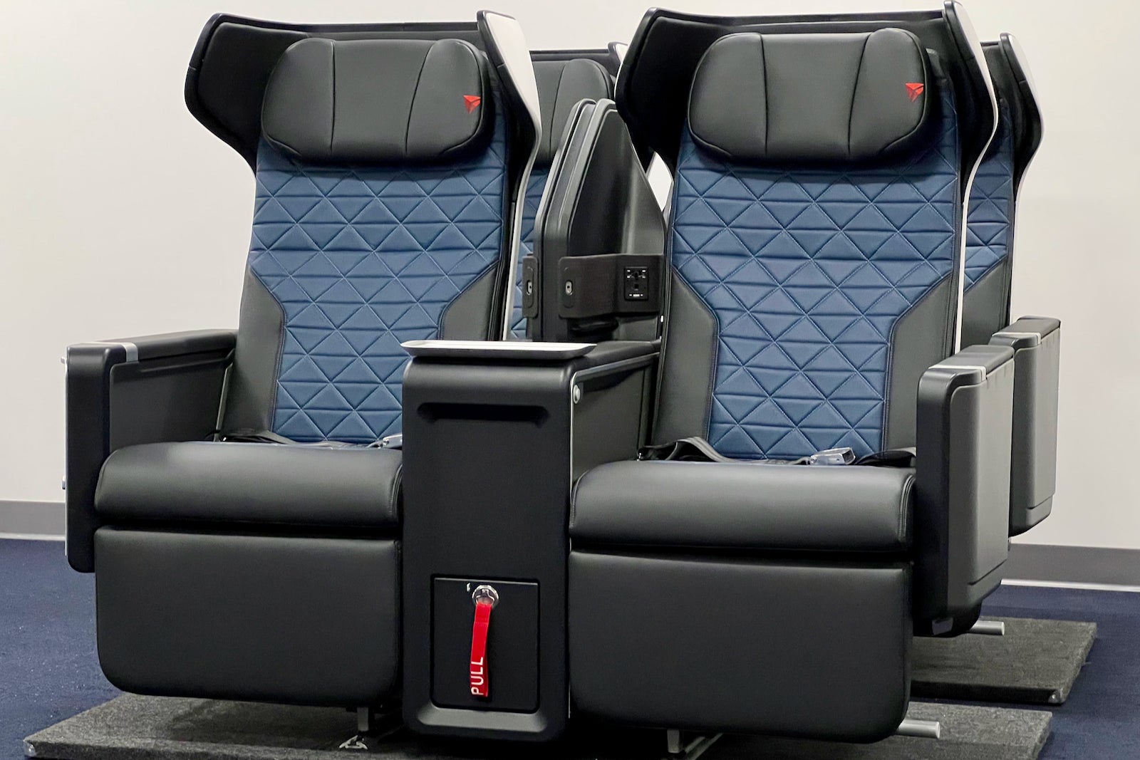 delta's futuristic first-class recliners are coming to the boeing 737