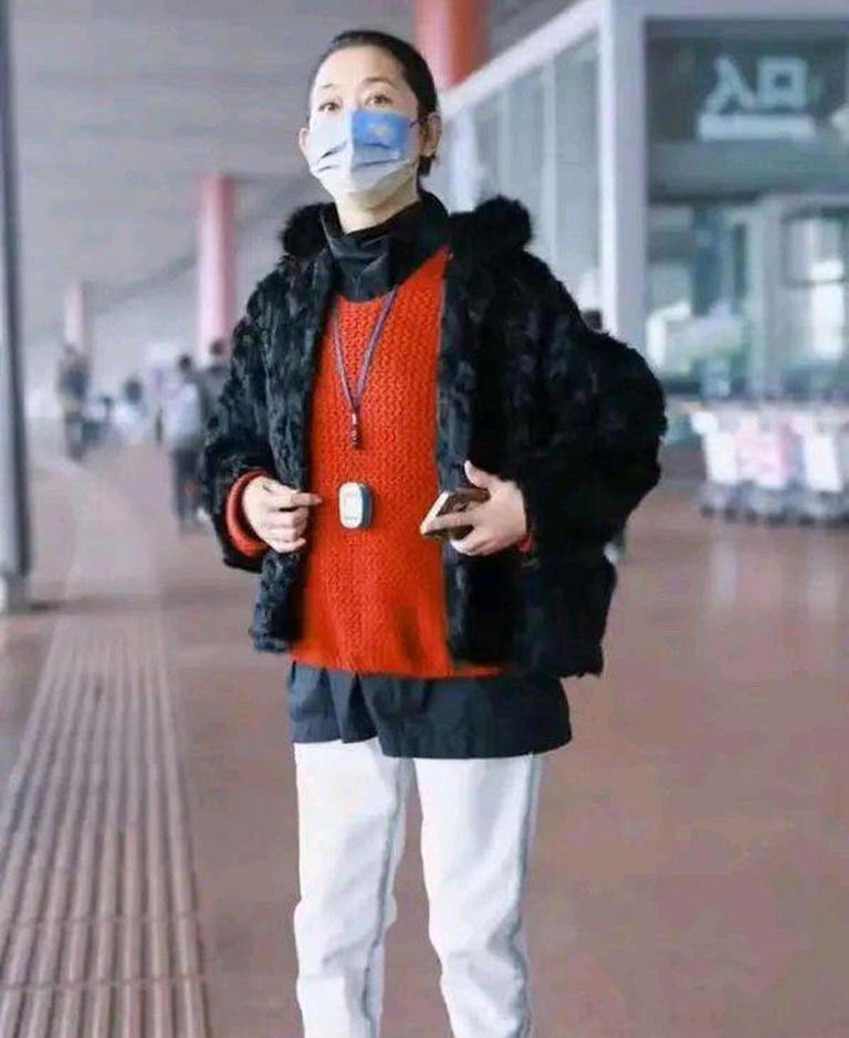 63岁倪萍现身机场，穿着时髦瘦了好多显年轻，还随身带着血氧仪