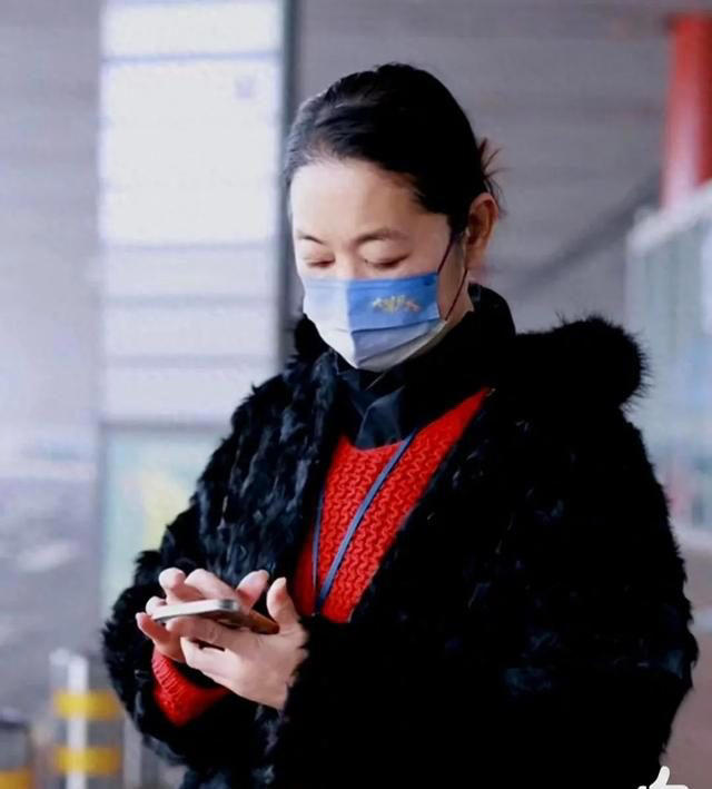 63岁倪萍现身机场，穿着时髦瘦了好多显年轻，还随身带着血氧仪