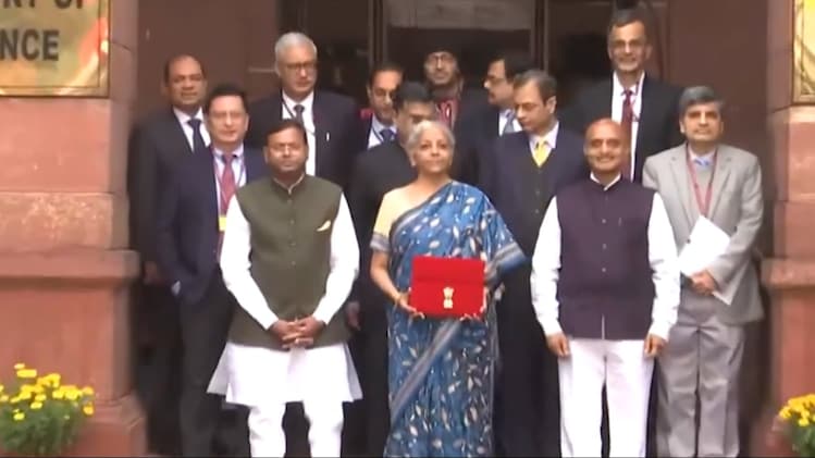 Budget 2024 Live: निर्मला सीतारमण अपनी टीम के साथ वित्त मंत्रालय ...