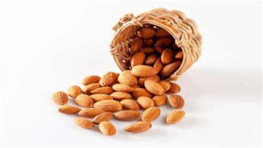 Ilustrasi kacang almond dapat meningkatkan kesehatan jantung dan turunkan kolesterol, berikut ulasan dr. Zaidul Akbar (Freepik)